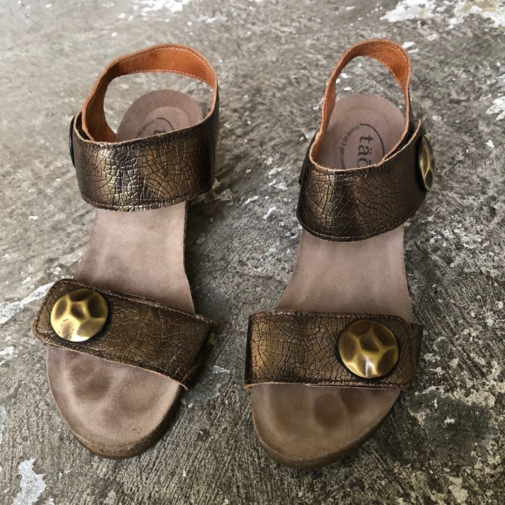 taosβwedge Sandals